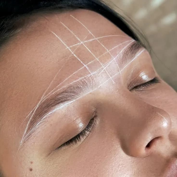 Diseño y depilación de cejas.